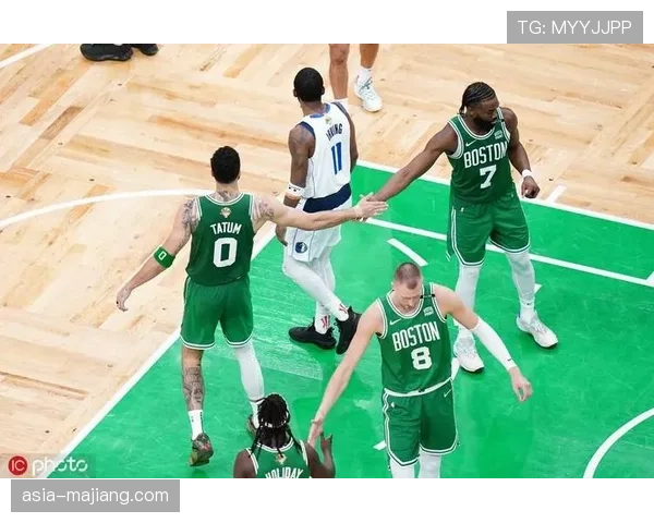 特写瞬间：杰伦·布朗完成准绝杀后，在凯尔特人队标上静默指向天空