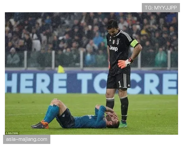 特写镜头：布冯现身帕尔马主场，观看老东家为意甲席位而战