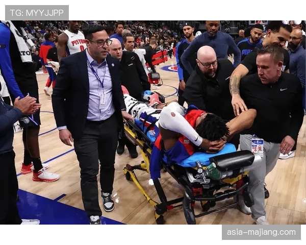 埃弗顿主场拼到只剩骨架，德比夜两主力被担架抬走