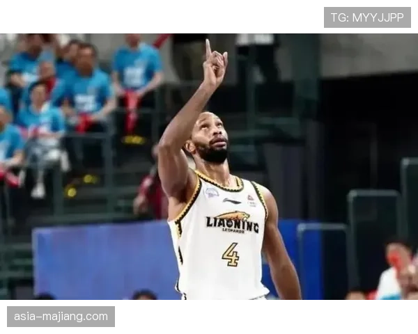 山东队外援克里斯连续失误，辽宁队抓住反击扩大分差